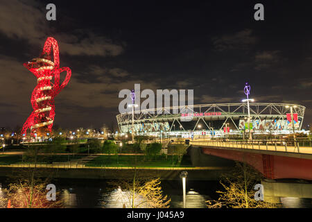 Die berühmte ArcelorMittal Orbit und West Ham London Stadium, Queen Elizabeth Olympic Park Stratford, London, in der Nacht Stockfoto