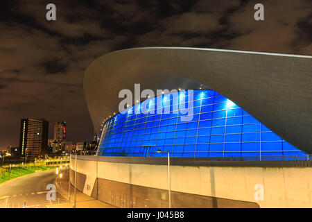 Nachtansicht des Aquatics Centre von Zaha Hadid in der Queen Elizabeth Olympic Park, Stratford, London Stockfoto