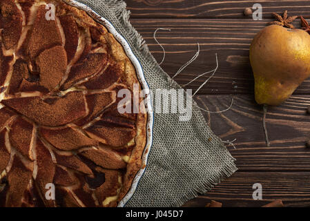 Frische Birne Torte mit Spieces auf einem hölzernen Hintergrund Stockfoto