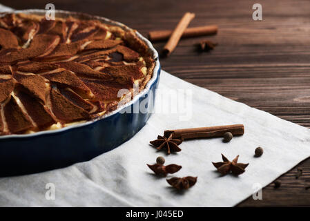 Frische Birne Torte mit Spieces auf einem hölzernen Hintergrund Stockfoto