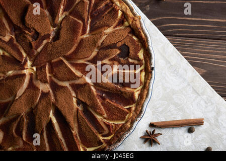 Frische Birne Torte mit Spieces auf einem hölzernen Hintergrund Stockfoto