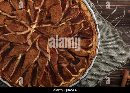 Frische Birne Torte mit Spieces auf einem hölzernen Hintergrund Stockfoto