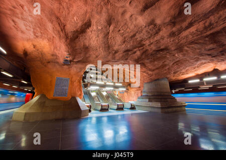 STOCKHOLM, Schweden - MARS 31, 2017: Rolltreppen in der u-Bahnstation Radhuset Stockfoto