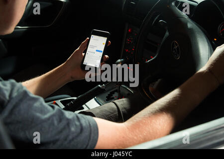 SMS während der Fahrt Stockfoto