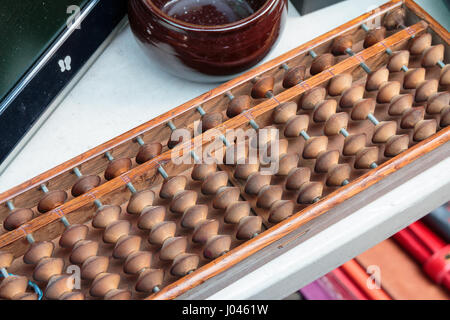 Alte hölzerne Abakus auf dem Tisch Stockfoto