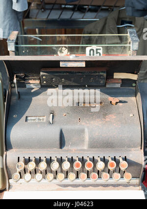 alte Kasse am Antiquitätenmarkt Stockfoto