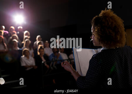 Die Lehrerin hält eine Rede in einen Hörsaal für Schüler und Lehrer. Stockfoto