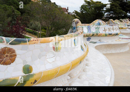 Serpentin Bank auf der Terrasse am Park Güell in Barcelona Spanien EU Stockfoto