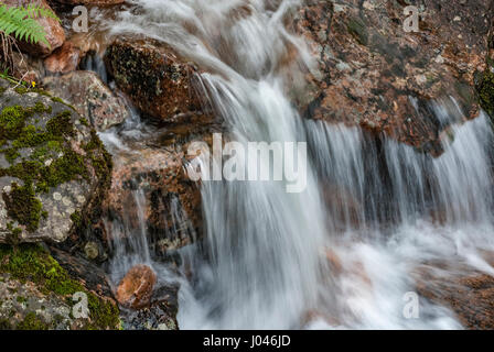 Wasser über Felsen. Wasserfall Stockfoto