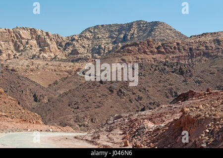 Die Berge und einem Landschaft gesehen von der Straße, die links zu der Stadt von Petra Dana Biosphere Reserve, Jordaniens größtes Naturschutzgebiet, Stockfoto