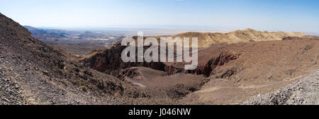 Die Berge und einem Landschaft gesehen von der Straße, die links zu der Stadt von Petra Dana Biosphere Reserve, Jordaniens größtes Naturschutzgebiet, Stockfoto