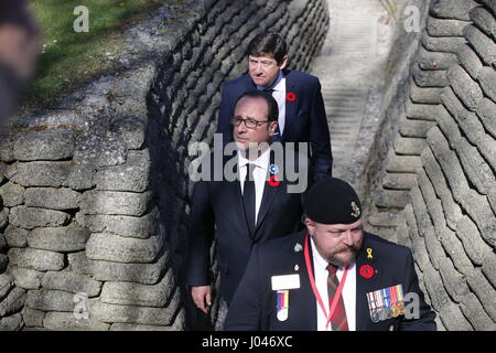 Der französische Präsident Francois Hollande (Mitte) besucht die Tunnel und Gräben im Vimy Memorial Park in Frankreich, während der Feierlichkeiten zum 100. Jahrestag der Schlacht von Vimy Ridge. Stockfoto