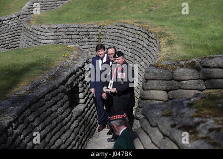 Der französische Präsident Francois Hollande (Mitte) besucht die Tunnel und Gräben im Vimy Memorial Park in Frankreich, während der Feierlichkeiten zum 100. Jahrestag der Schlacht von Vimy Ridge. Stockfoto