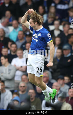 Everton Tom Davies feiert scoring seiner Seite das erste Tor des Spiels während der Premier-League-Spiel im Goodison Park, Liverpool. Stockfoto