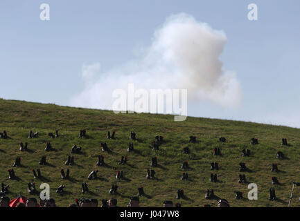 Empyt Stiefel im Vimy Memorial Park in Frankreich, mit dem Rauch von 21 Salutschüssen hinter während der Feierlichkeiten zum 100. Jahrestag der Schlacht von Vimy Ridge. Stockfoto