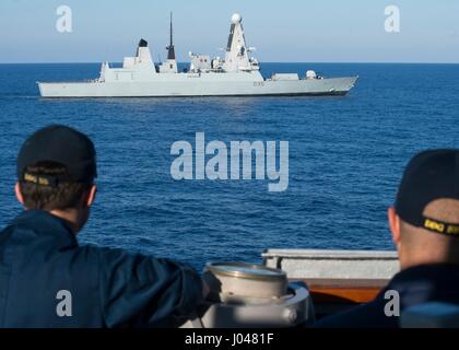 US-Segler an Bord der USN Arleigh Burke-Klasse geführte Flugkörper Zerstörer USS Stout beobachten die britischen Royal Navy Daring-Klasse Luftabwehr Zerstörer HMS Dragon Steam neben 16. Oktober 2013 in das Mittelmeer.      (Foto: MCS2 Amanda R. Gray EURO1 Navy über Planetpix) Stockfoto