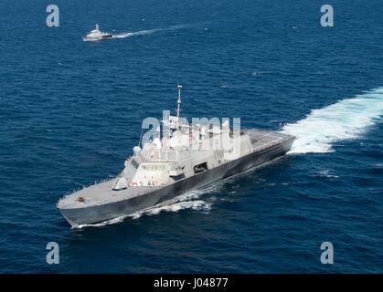 Das USN-Freedom-Klasse littoral combat Schiff USS Fort Worth dampft in Formation mit Schiffe der Royal Navy kambodschanischen 18. November 2015 in das Südchinesische Meer.                                                                                                                                                                                                                                                                                                                                                                                                          (Foto: MCS2 Antonio Turrettto Ramos EURO1 Navy über Pl Stockfoto