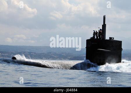 Die USN Los-Angeles-Klasse schnell-Angriff u-Boot USS Helena dampft im Gange 28. September 2013 in der Bucht von Souda, Griechenland.      (Foto von Paul Farley EURO1 Navy über Planetpix) Stockfoto