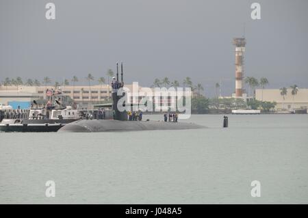 Das USN Los-Angeles-Klasse schnell-Angriff u-Boot USS Oklahoma City kommt an die gemeinsame Basis Pearl Harbor-Hickam 10. Februar 2011 in Pearl Harbor, Hawaii.      (Foto: MCS2 Ronald Gutridge EURO1 Navy über Planetpix) Stockfoto