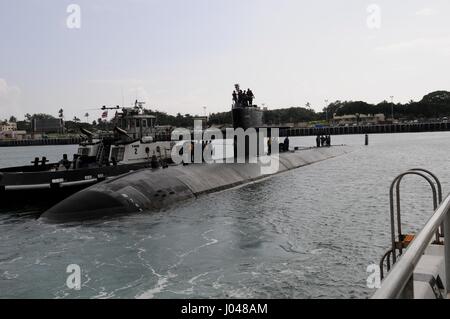 Das USN Los-Angeles-Klasse schnell-Angriff u-Boot USS Oklahoma City kommt an die gemeinsame Basis Pearl Harbor-Hickam 10. Februar 2011 in Pearl Harbor, Hawaii.      (Foto: MCS2 Ronald Gutridge EURO1 Navy über Planetpix) Stockfoto