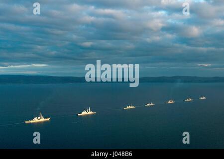 Die USN Arleigh Burke-Klasse geführt-Zerstörer USS Ross führt Schiffe in Formation während einer Demonstration At Sea 18. Oktober 2015 in den Atlantischen Ozean.      (Foto: MCS2 Justin Stumberg EURO1 Navy über Planetpix) Stockfoto