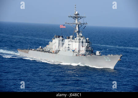 Die USN Arleigh Burke-Klasse geführt-Zerstörer USS Stout dampft im Gange 17. Januar 2014 im Mittelmeer.      (Foto von MCS2 Amanda R. Gray / US Navy über Planetpix) Stockfoto