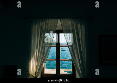 Meerblick aus dem Fenster. Budva, Montenegro Stockfoto