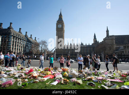 Floral Tribute in Parliament Square außerhalb des Palace of Westminster, wo der Terroranschlag in London stattfand. Stockfoto