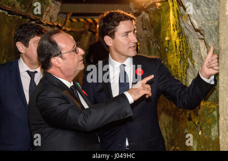 Der französische Präsident Francois Hollande (links) und der kanadische Premierminister Justin Trudeau besuchen Sie den Tunnel und Gräben im Vimy Memorial Park in Frankreich, während der Feierlichkeiten zum 100. Jahrestag der Schlacht von Vimy Ridge. Stockfoto