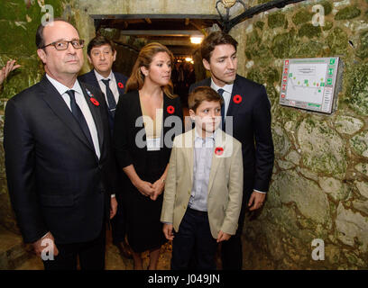 Französische Präsident Francois Hollande (links), kanadische Premierminister Justin Trudeau, Frau Sophie Gregoire und Sohn Xavier besuchen den Tunnel und Gräben im Vimy Memorial Park in Frankreich, während der Feierlichkeiten zum 100. Jahrestag der Schlacht von Vimy Ridge. Stockfoto