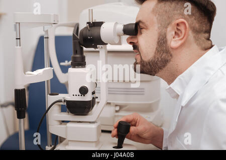 Ernsthafte erfahrenen Arzt im Auge Labor Stockfoto