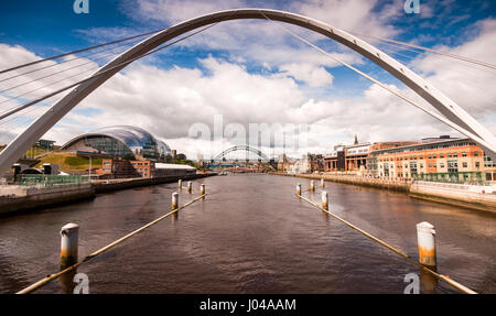 Die Newcastle und Gateshead Flussufern aus die Gateshead Millennium Bridge über den Fluss Tyne. Stockfoto