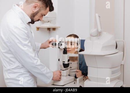 Professionelle erfahrenen Arzt mit Diagnosegeräten Stockfoto