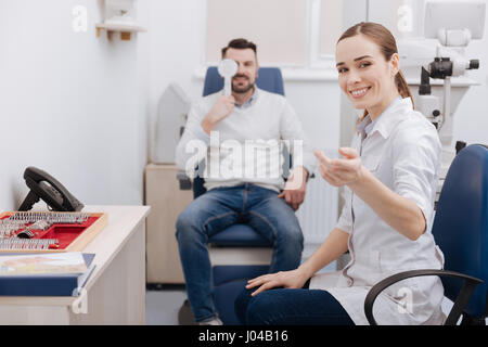 Mich glücklich Augenarzt zeigte auf der Sehtafel Stockfoto