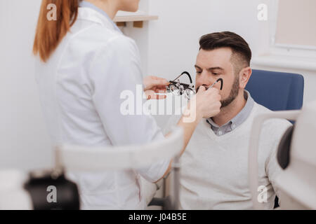 Schön schön Optiker steht vor ihrer Patientin Stockfoto