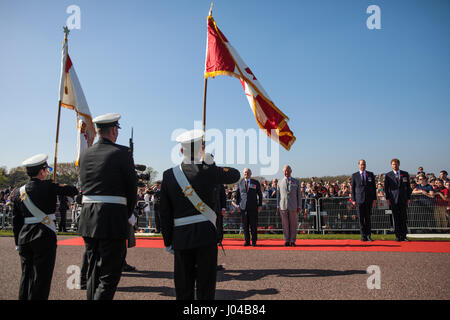 Generalgouverneur von Kanada David Johnston (Mitte) und der Prince Of Wales (zu seiner rechten) überprüfen Sie die Wache als Duke of Cambridge (zweiter von rechts) und Prinz Harry (rechts) auf der Gedenkfeier in der kanadischen National Vimy Memorial in Frankreich, zum 100. Jahrestag der Schlacht von Vimy Ridge betrachten. Stockfoto