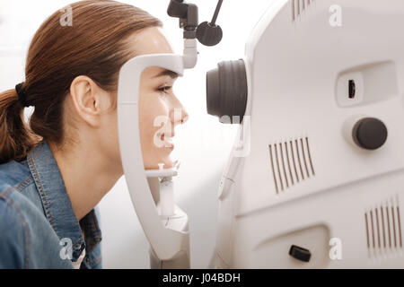 Fröhliche Patientin mit ihrer Vision überprüft Stockfoto