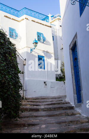 Ganz in weiß mit blau trim, die maurische (oder möglicherweise griechischen) inspiriert Hügel Stadt Sidi Bou Said ist eine Künstlerkolonie und beliebten touristischen verfolgen einfach keine Stockfoto