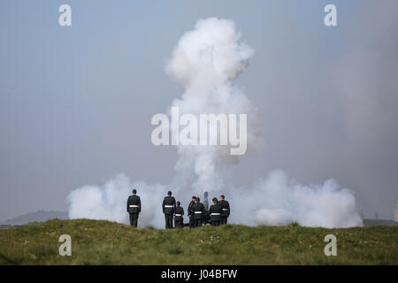 Mitglieder der kanadischen Streitkräfte Feuer, wie sie eine 21 Salutschüsse bei der Gedenkfeier in der kanadischen National Vimy Memorial in Frankreich, zum 100. Jahrestag der Schlacht von Vimy Ridge durchführen. Stockfoto