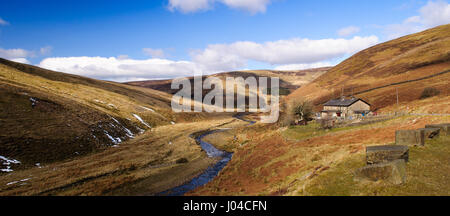 Ein Fluss schneidet das tiefe Tal der Mulde von Bowland durch das Hochmoor und Hügel der Wald von Bowland in Lancashire. Stockfoto