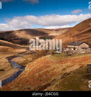 Ein Fluss schneidet das tiefe Tal der Mulde von Bowland durch das Hochmoor und Hügel der Wald von Bowland in Lancashire. Stockfoto