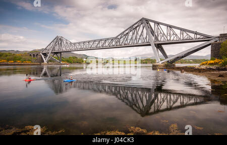Oban, Schottland, UK - 23. Mai 2010: Rudern Personen Kajaks durch die Falls of Lora Stromschnellen unter der Connel Bridge, wo Loch Etive in die Nord-A fließt Stockfoto