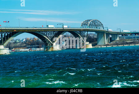 Friedensbrücke über den Niagara River von Fort Erie Kanada nach Buffalo New York, Vereinigte Staaten Stockfoto