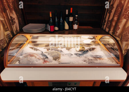Frischfisch auf Eis im Kühlschrank. Fisch im Restaurant choos Stockfoto