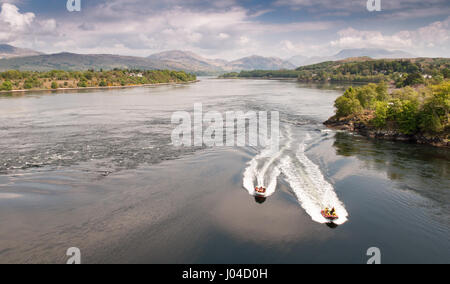 Oban, Schottland, UK - 23. Mai 2010: Bootsmannschaften navigieren Schnellboote durch die Falls of Lora Stromschnellen am Connel verengt den See Loch Etive, unter Stockfoto