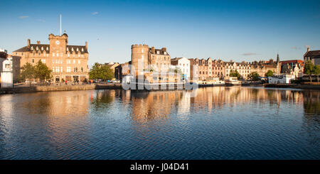 Edinburgh, Scotland, UK - 30. Mai 2011: Abendsonne leuchtet die historischen Gebäude entlang der Uferpromenade von Leith. Stockfoto