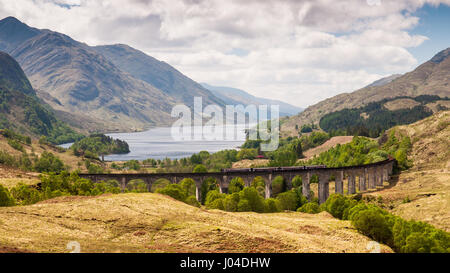 Glenfinnan, Schottland, UK - 24. Mai 2010: A Scotrail Class 156 Personenzug überquert das Glenfinnan-Viadukt auf der West Highland Railway Line hohe ab Stockfoto