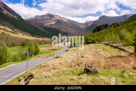 Eine schmale Straße schlängelt sich durch den Talboden des Glen Nevis, unter den Bergen des Ben Nevis, in den West Highlands von Schottland. Stockfoto