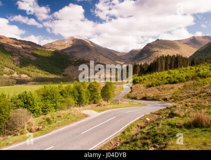 Eine schmale Straße schlängelt sich durch den Talboden des Glen Nevis, unter den Bergen des Ben Nevis, in den West Highlands von Schottland. Stockfoto