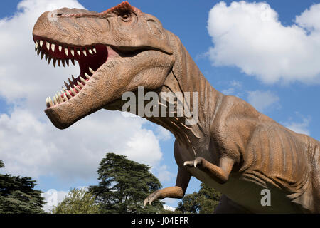 T-Rex, bewegliche Statue, animatronische Dinosaurier im Jurassic Königreich, Osterley Park, London. Stockfoto